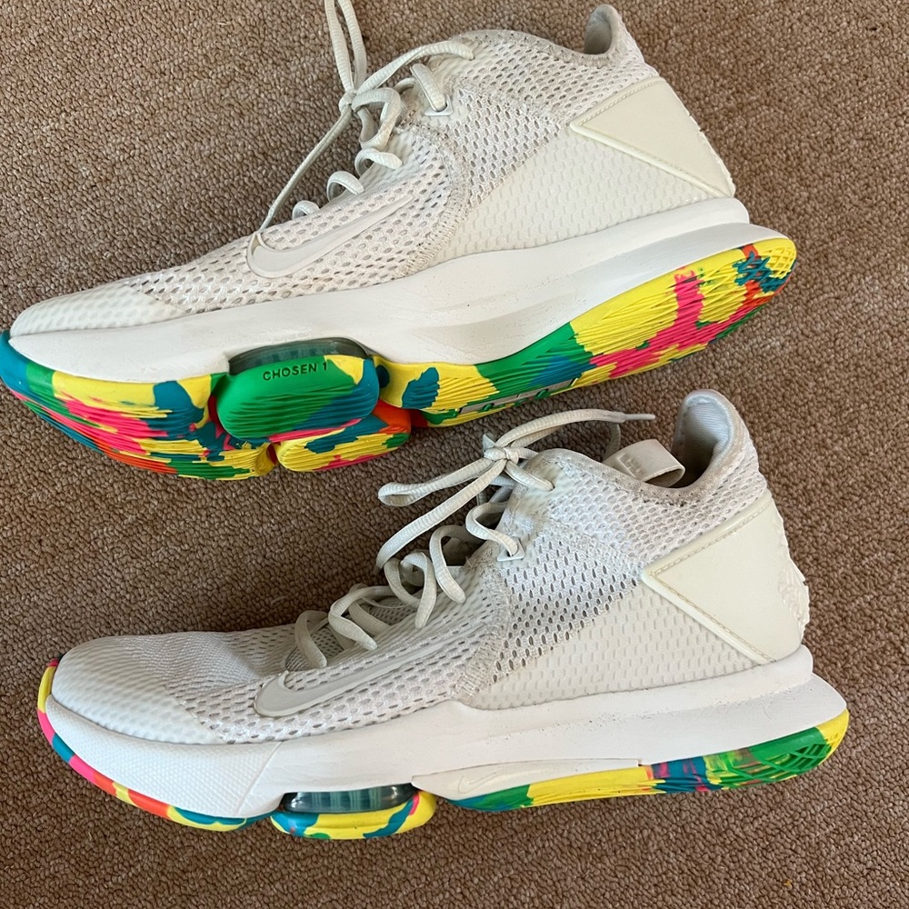 Nike LeBron Witness 4 Sneakers